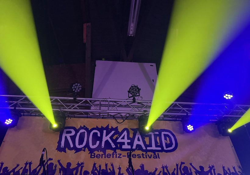 Rock4Aid Banner auf der Hauptbühne